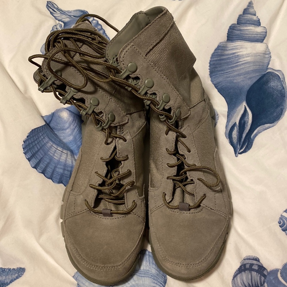 Oakley Light Assault boots women’s sage sz 4